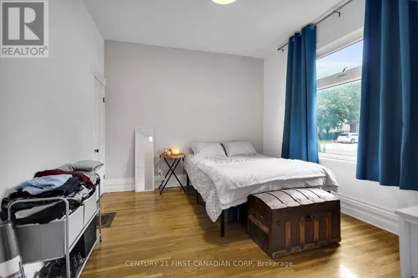 London East (east G), ON N5W3Y4,453 QUEBEC STREET