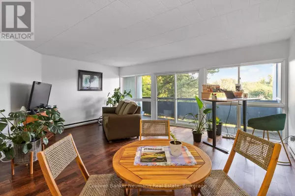 105 Conroy CRES #301, Guelph (dovercliffe Park/old University), ON N1G2V5