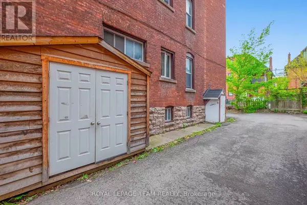 Ottawa, ON K2P0V9,305 WAVERLEY STREET