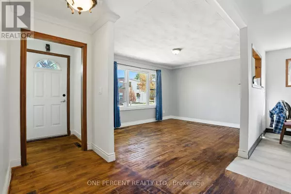 Ottawa, ON K1Z7V5,279 ANNA AVENUE W