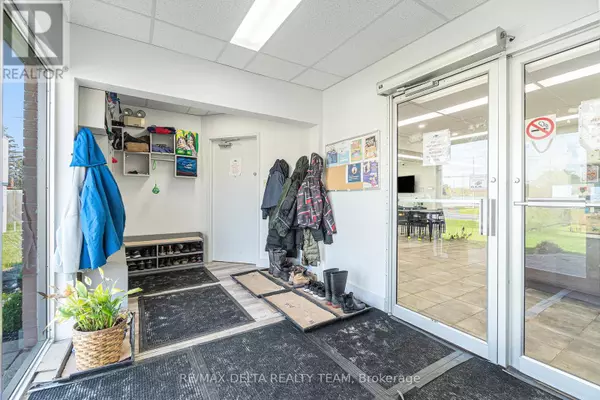 Ottawa, ON K1B1H9,3713 NAVAN ROAD