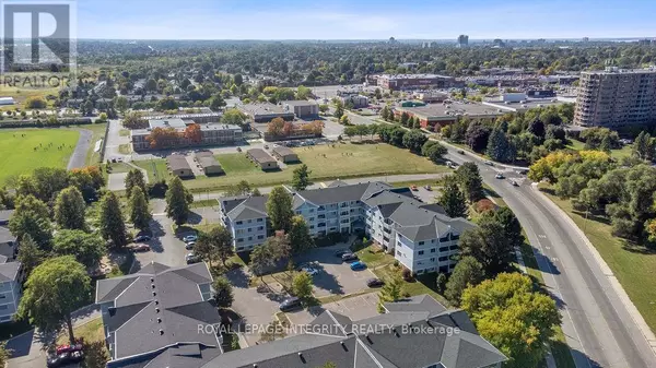 Ottawa, ON K2E7X2,212 Viewmount DR #206