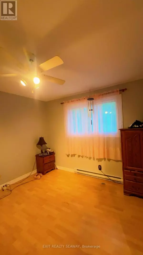 Cornwall, ON K6H6E1,42 VALECREST DRIVE