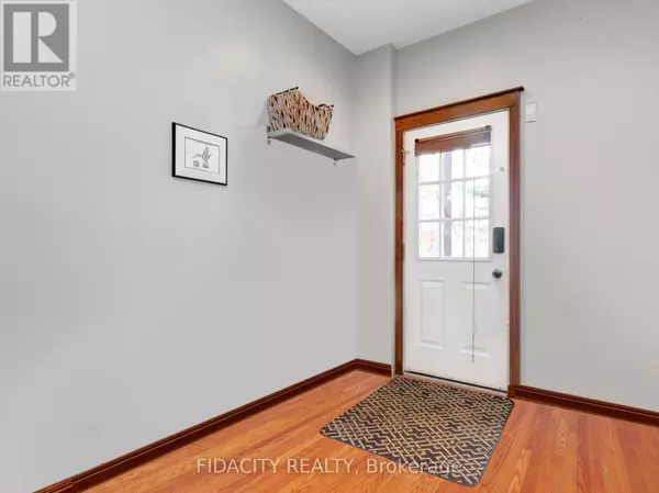 Ottawa, ON K2A1T5,296 ROYAL AVENUE