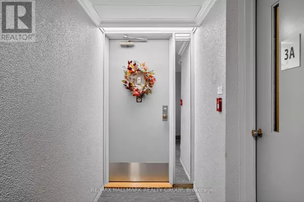 Ottawa, ON K1J8H8,915 Elmsmere RD #304