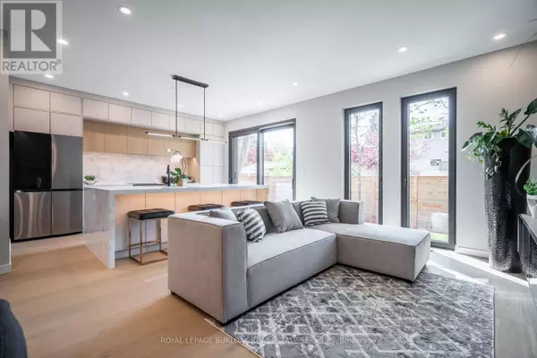 Cambridge, ON N1R4L3,93 OAK STREET