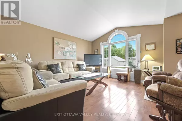 Deep River, ON K0J1P0,8 COCKCROFT CRESCENT