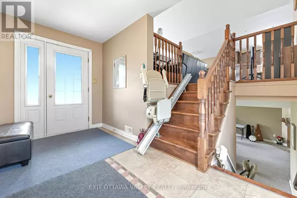 Deep River, ON K0J1P0,8 COCKCROFT CRESCENT