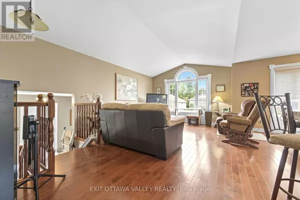 Deep River, ON K0J1P0,8 COCKCROFT CRESCENT