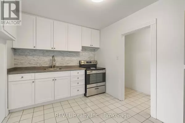 Welland (lincoln/crowland), ON L3B3C4,21 PLYMONTH ROAD