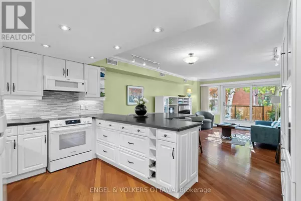 Ottawa, ON K2P0H5,74 Somerset ST West #4