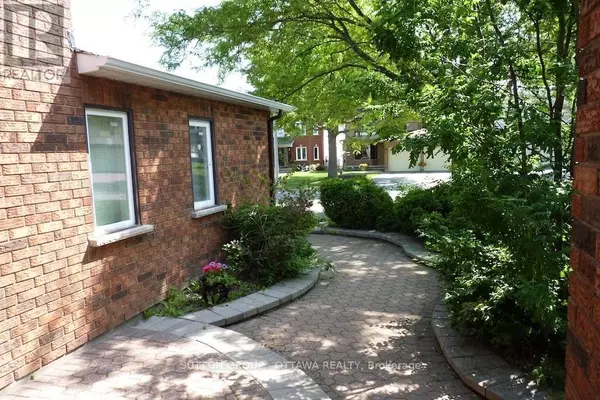 Ottawa, ON K1G5K3,32 CELLINI COURT W