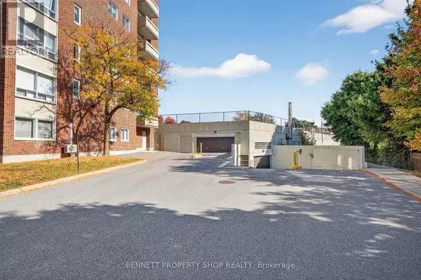 Ottawa, ON K1J8H8,915 Elmsmere RD #1015