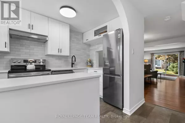 Ottawa, ON K2H9E1,114 Valley Stream DR #D