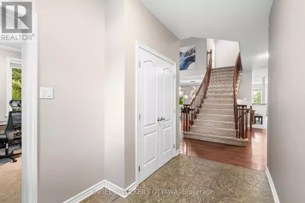 Ottawa, ON K2G7B7,98 ANFIELD CRESCENT E