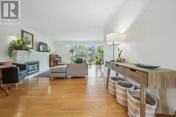 Guelph (dovercliffe Park/old University), ON N1G1J6,36 HARCOURT DRIVE