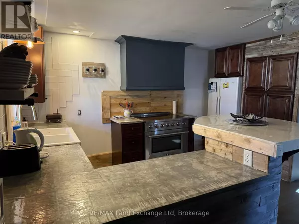 North Huron (wingham), ON N0G2W0,26 PATRICK STREET W