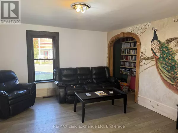 North Huron (wingham), ON N0G2W0,26 PATRICK STREET W