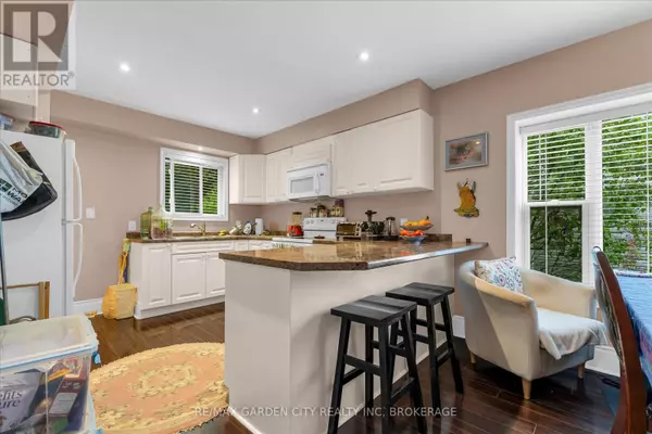 St. Catharines (e. Chester), ON L2R3X4,16 IDA STREET