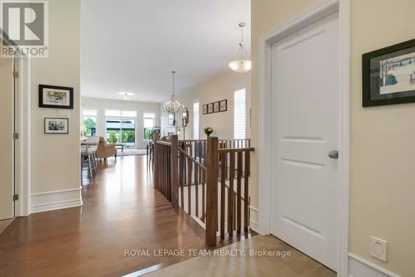 Ottawa, ON K1X0B8,316 SERENADE CRESCENT W