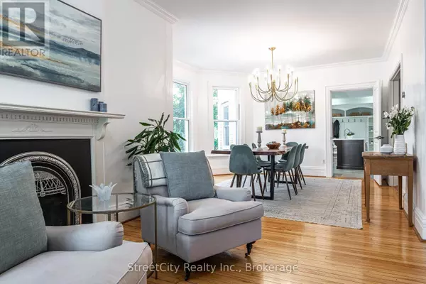 Stratford, ON N5A5H5,18 WATERLOO STREET N