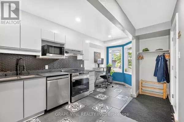 Ottawa, ON K1C7K6,1400 Wildberry CT #11