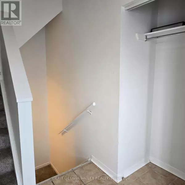 Arnprior, ON K7S1A7,10 Charles ST #3