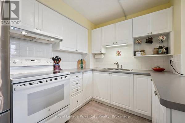 93 Westwood RD #403, Guelph (willow West/sugarbush/west Acres), ON N1H7J7