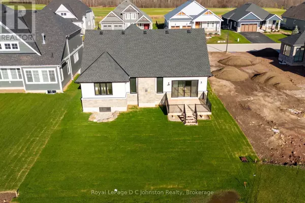 Georgian Bluffs, ON N0H1S0,546 ALGONQUIN TRAIL