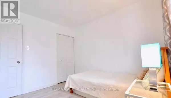 London East (east I), ON N5V1J4,99 TOULON CRESCENT