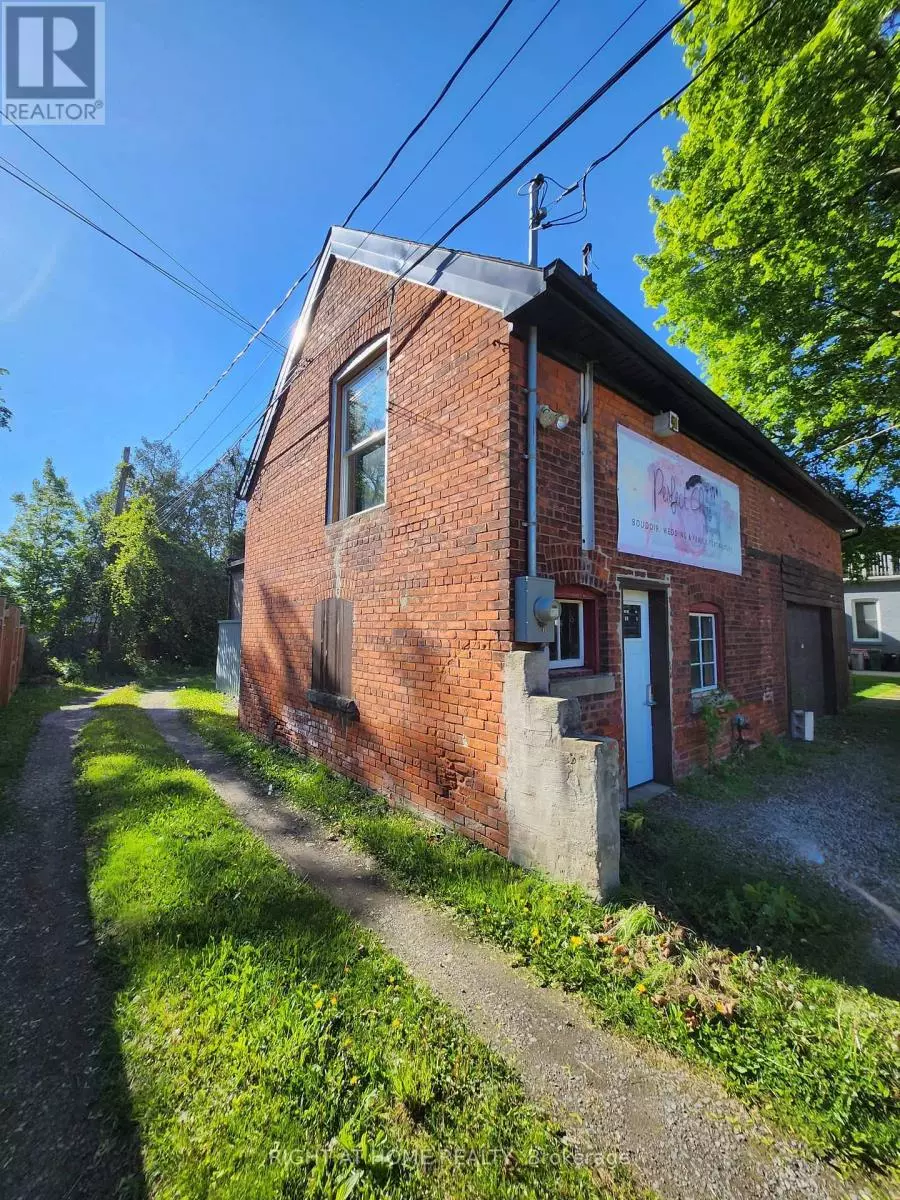 Hamilton (dundas), ON L9H1V3,171 King ST West #Garage