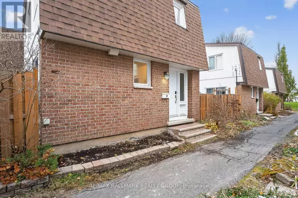 837 EASTVALE DR #26, Ottawa, ON K1J7T5