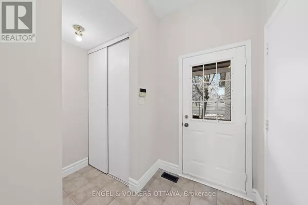 Ottawa, ON K2M2T4,526 MEADOWBREEZE DRIVE