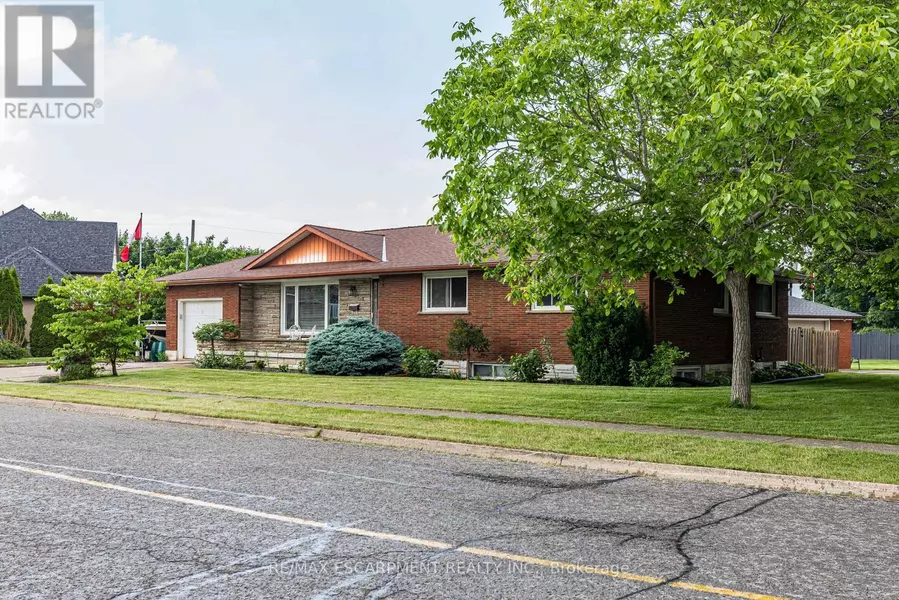 11 RIDGE POINT DRIVE, St. Catharines, ON L2T2S8