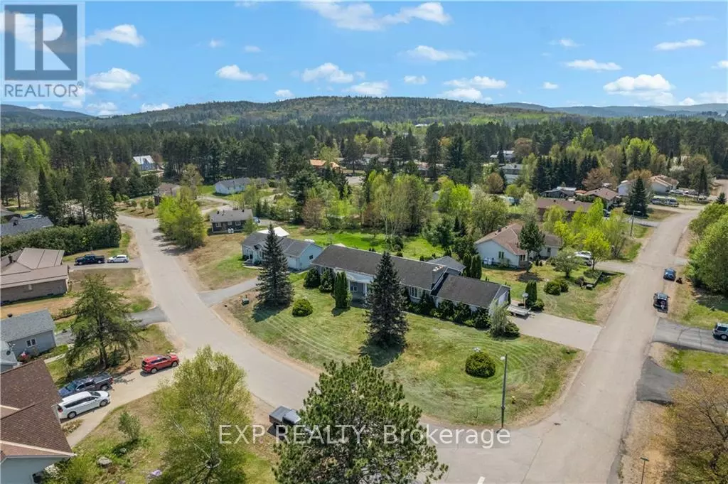 Madawaska Valley, ON K0J1B0,42 YANTHA CRESCENT