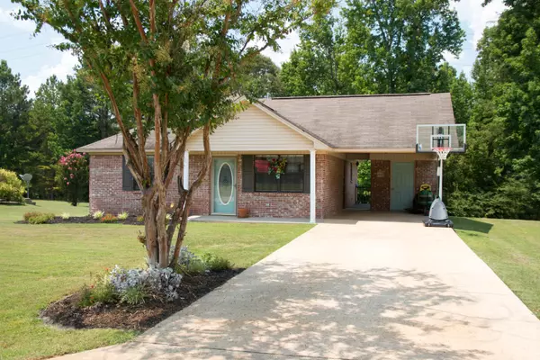 1017 N Sherman Dr., Blue Springs, MS 38828