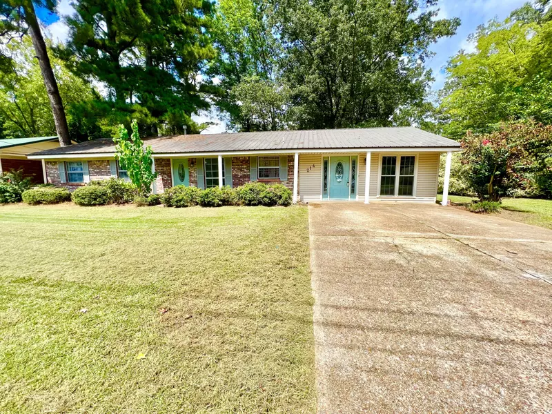 214 1st Ave., Houston, MS 38851