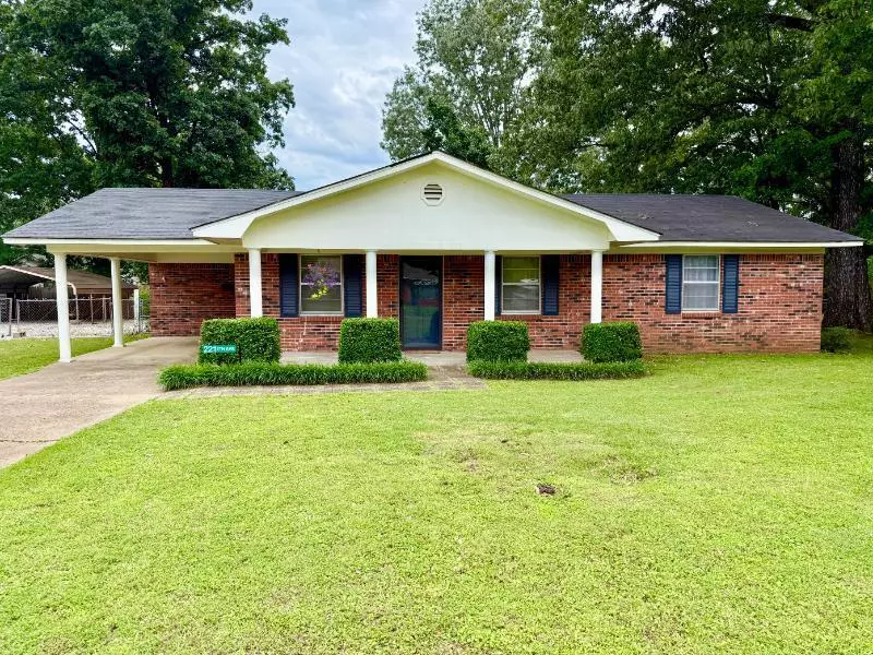 221 4th, Houston, MS 38851