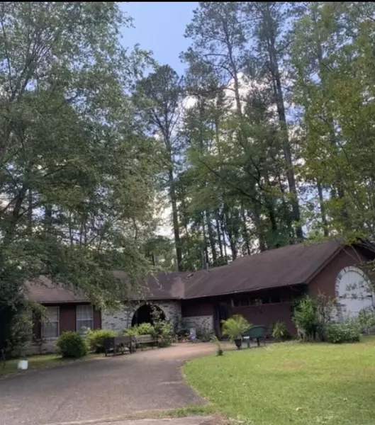 1706 Woodview Cr., Amory, MS 38821