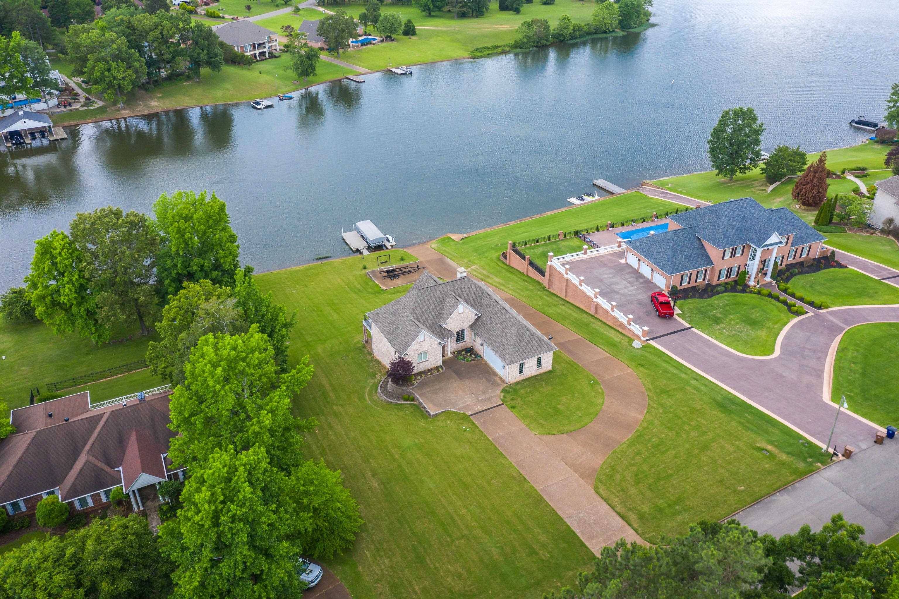 469 LAKESHORE DR, Lexington, TN 38351