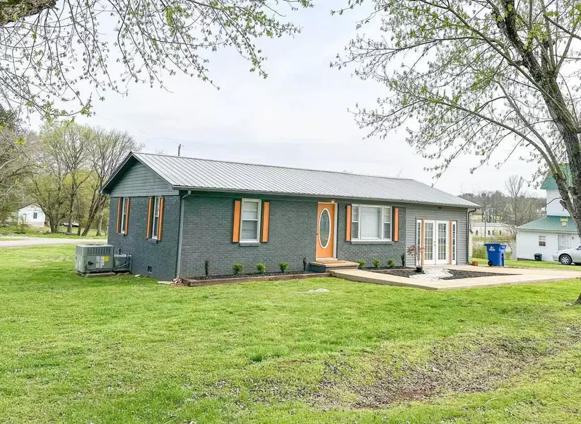 100 NEUSE ST, Clifton, TN 38425