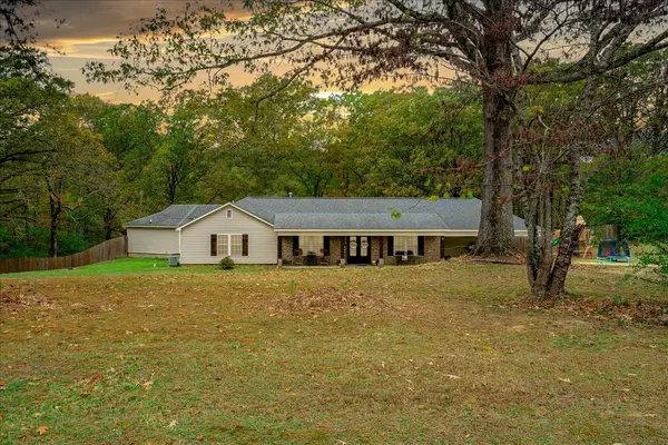 555 DOGWOOD RD, Oakland, TN 38068