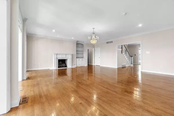 Germantown, TN 38138,8778 POPLAR PIKE DR