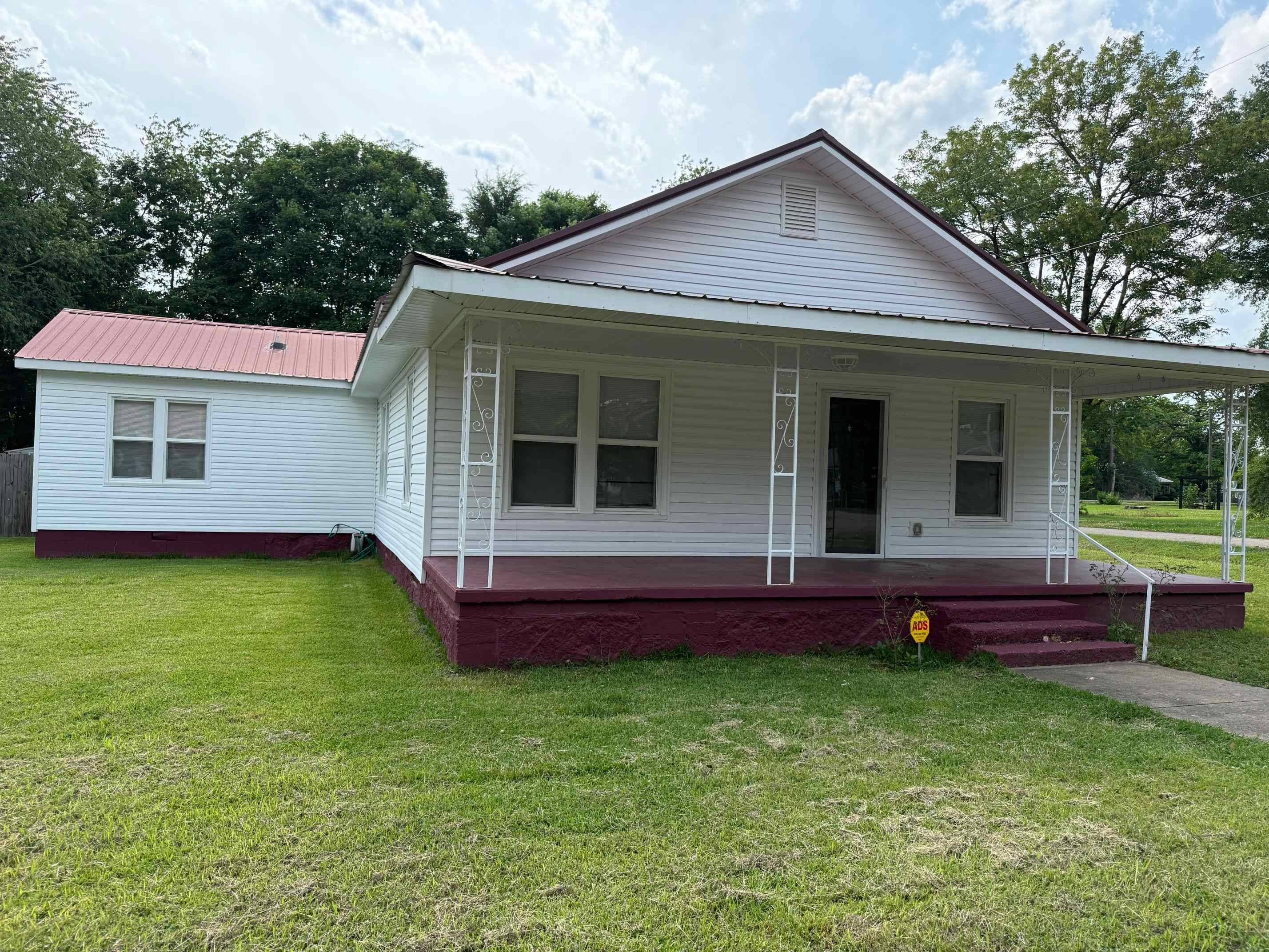 10 DEBERRY ST, Savannah, TN 38372