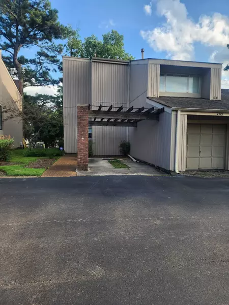 4779 TOWERING OAKS DR #704, Memphis, TN 38117