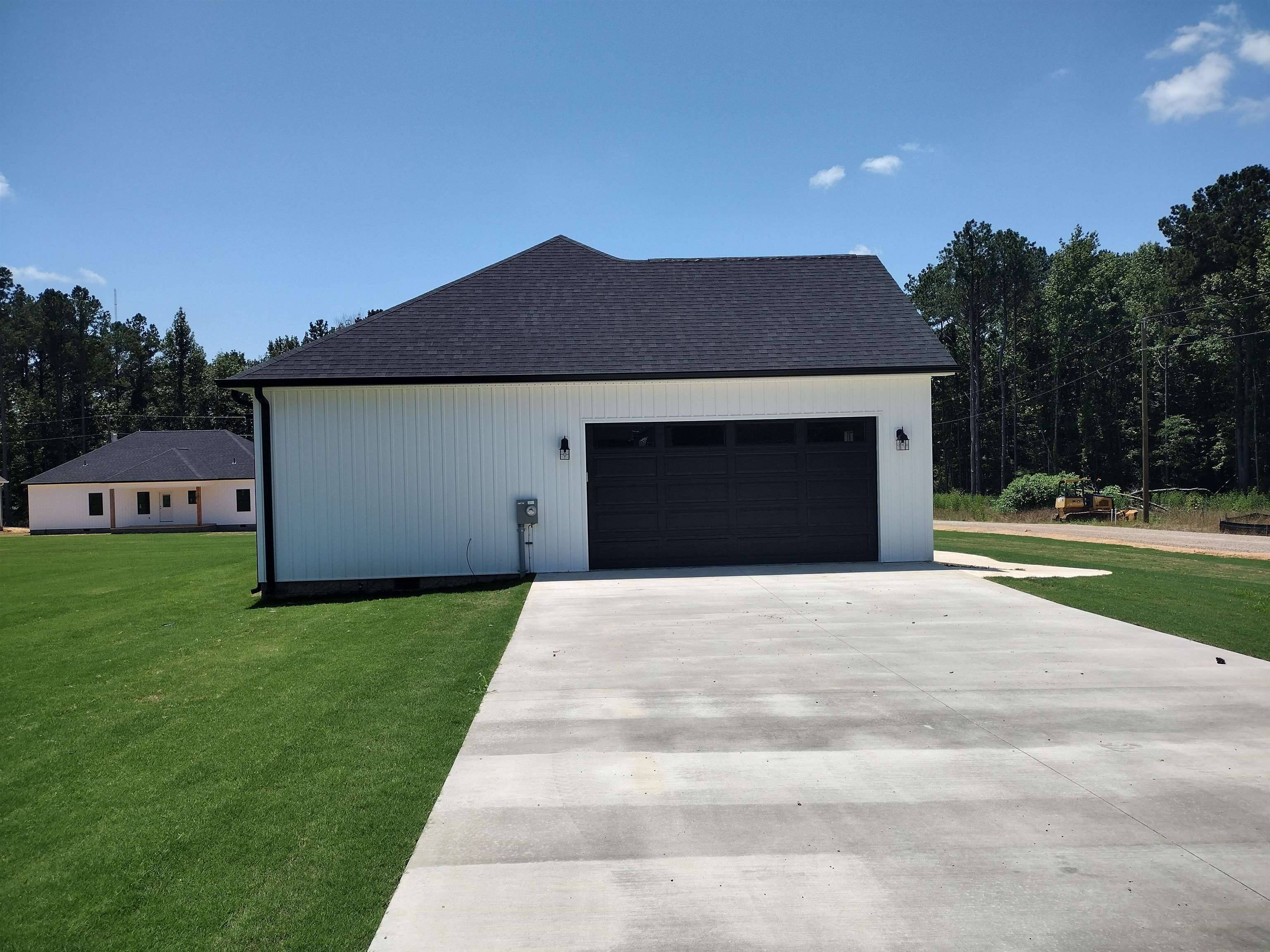 Savannah, TN 38372,320 CHARIOT LN