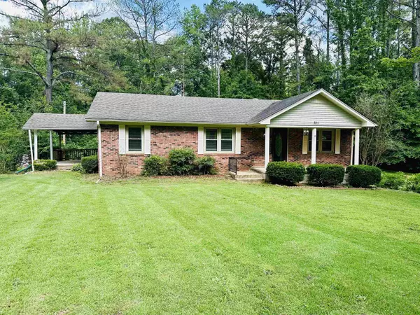 301 SHANNA DR, Selmer, TN 38375-1229