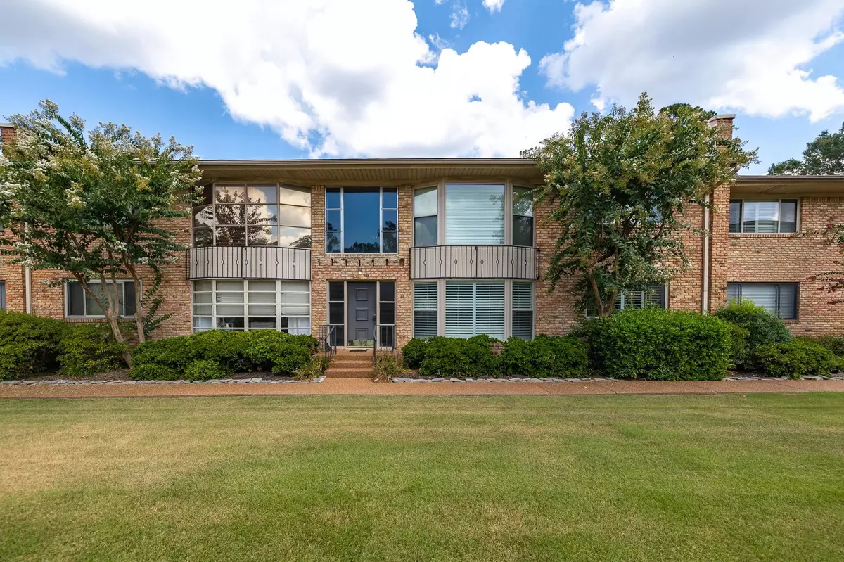 Memphis, TN 38117,4400 POPLAR AVE #31