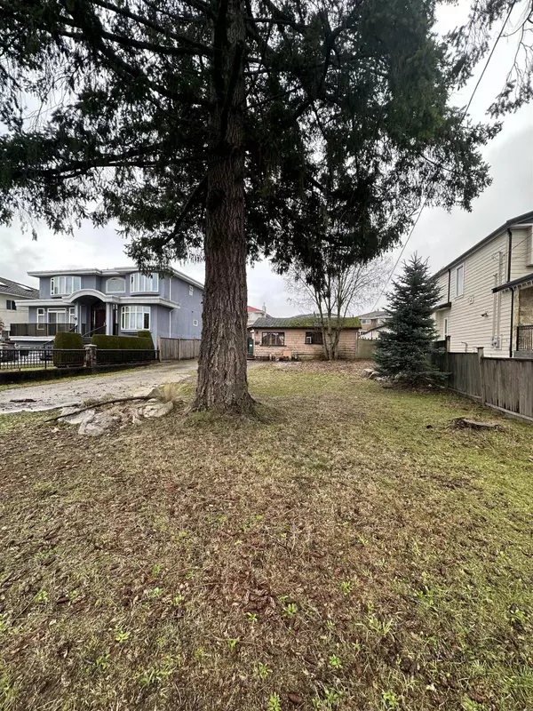 Burnaby, BC V5H 3V6,6691 WALTHAM AVE