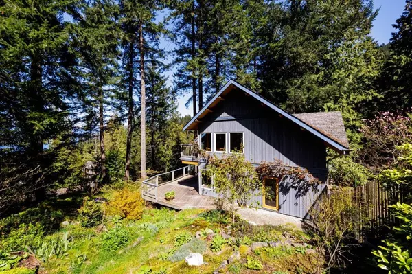 Bowen Island, BC V0N 1G2,914 SCHOONER LN